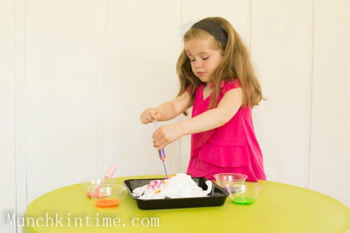 2 Ingridients For Fun and Messy Sensory Play Activity - Munchkin Time