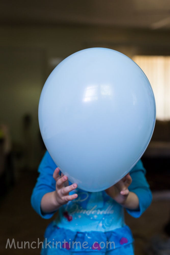 How to make Olaf Pinata, first blow up a ballon.