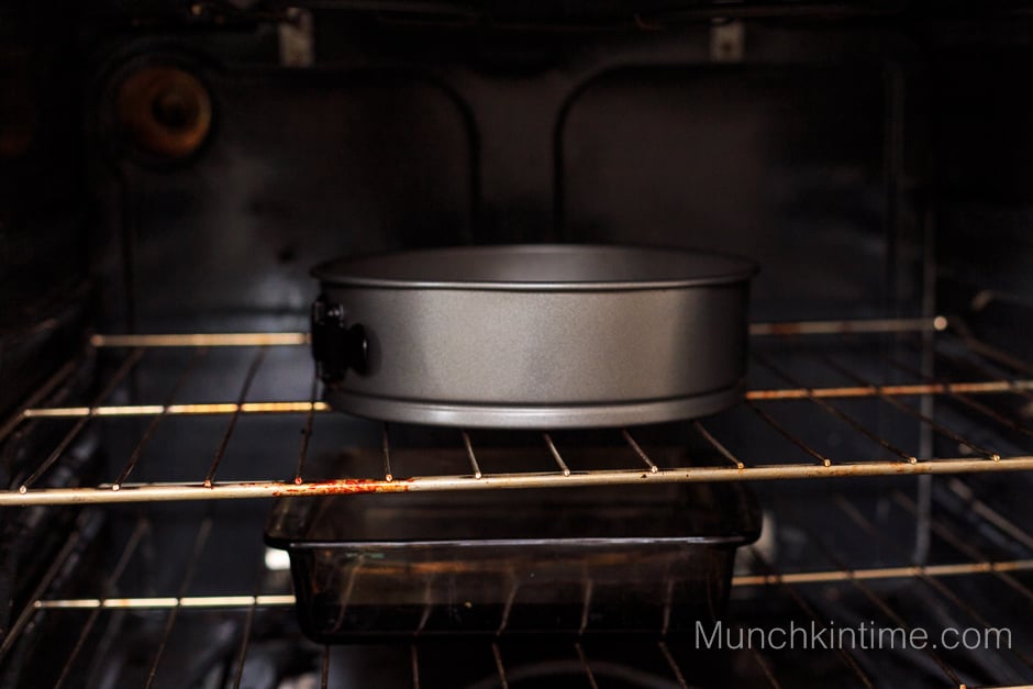 cake baking in the oven 