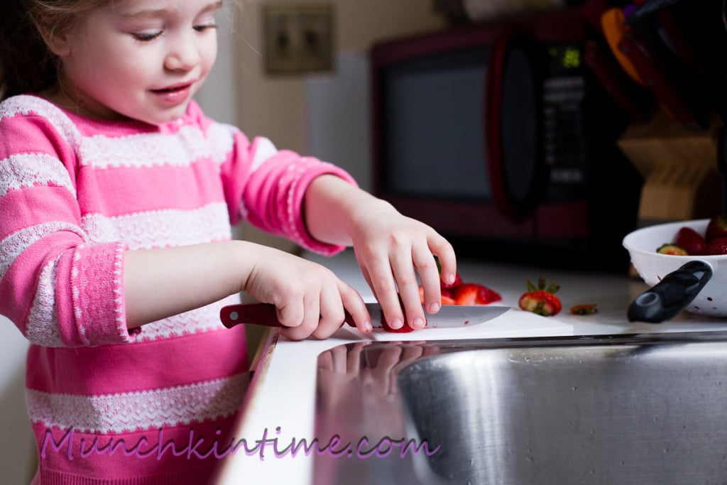 Easy #recipeforkids Best Strawberry Pie Recipe - easy step by step recipe with pictures. www.munchkintime.com