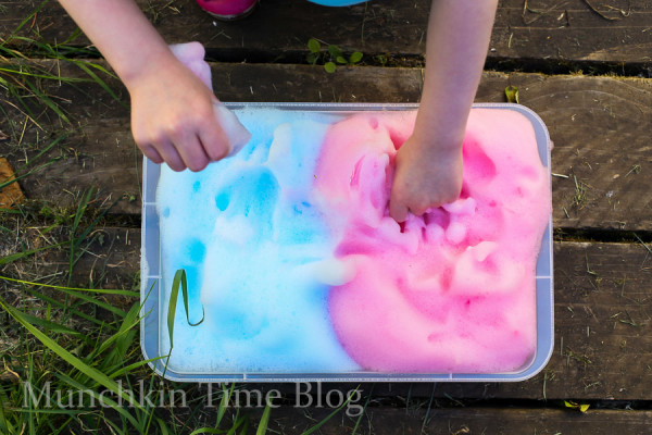 Fun Activity for Kids Foamy Cloud Sensory Play - www.munchkintime.com #sensoryplay #kidsactivities-