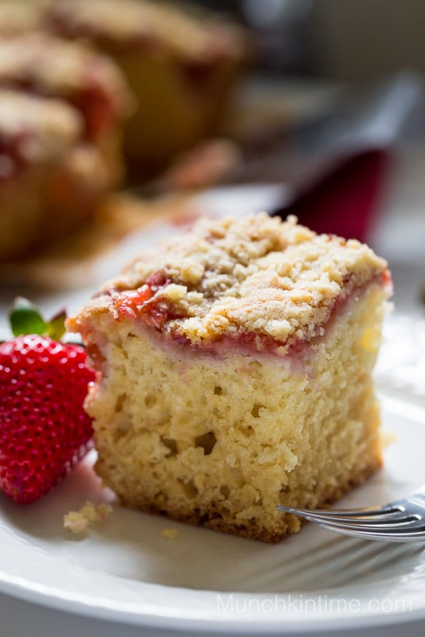 Strawberry Rhubarb Coffee Cake Recipe - #coffeecake www.munchkintime.com #dessertrecipe