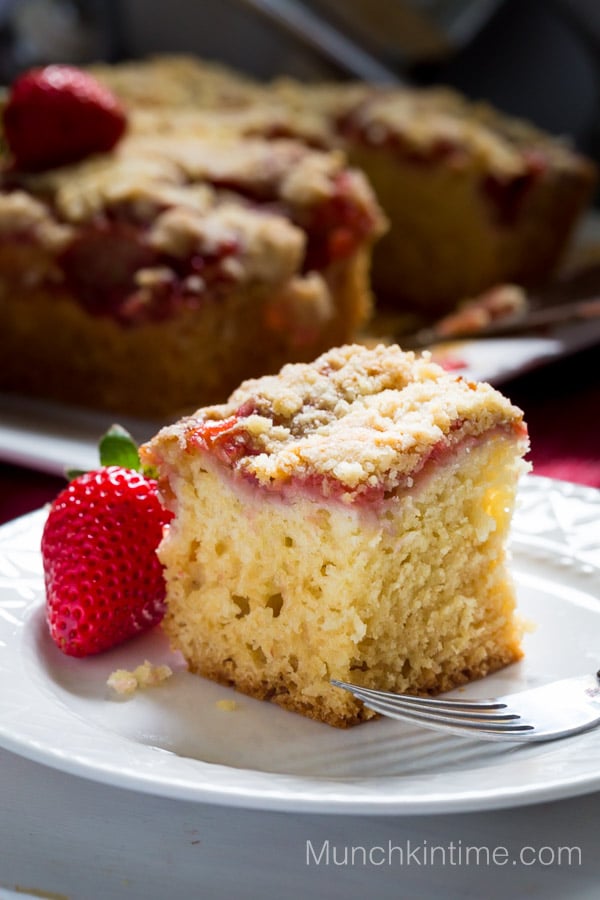 Strawberry Rhubarb Coffee Cake Recipe - www.munchkintime.com #dessertrecipe
