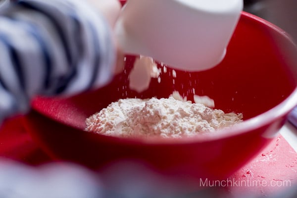 Scrumptious Strawberry Rhubarb Coffee Cake Recipe - www.munchkintime.com #dessertrecipe