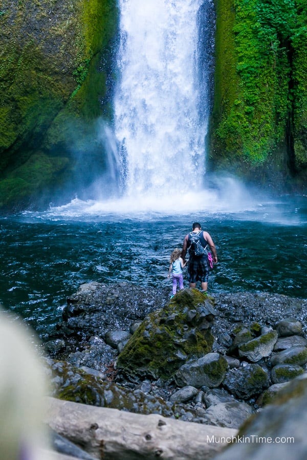 Hiking in Oregon Wahclella Falls Trail by Columbia Gorge #wahclellafalls #columbiagorge #hikinginoregon www.munchkintime.com