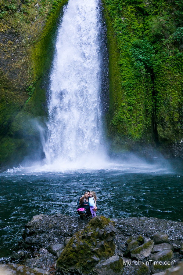 Hiking in Oregon Wahclella Falls Trail by Columbia Gorge #wahclellafalls #columbiagorge #hikinginoregon www.munchkintime.com