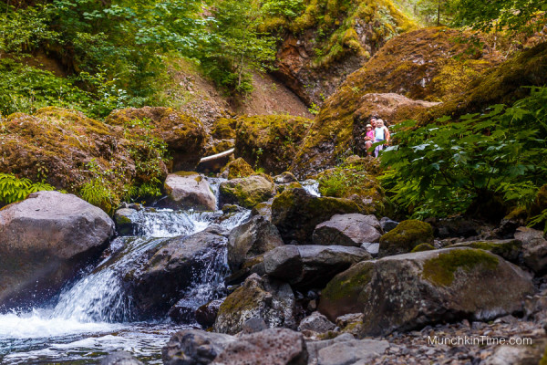 Hiking in Oregon Wahclella Falls Trail by Columbia Gorge #wahclellafalls #columbiagorge #hikinginoregon www.munchkintime.com