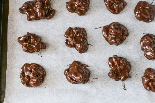Delicious Nut Clusters No Bake Dessert Recipe - made of cashews, almonds, peanuts and chocolate. Super easy recipe to make for Valentine's day or Mother's day. #dessertrecipe #valentinesday