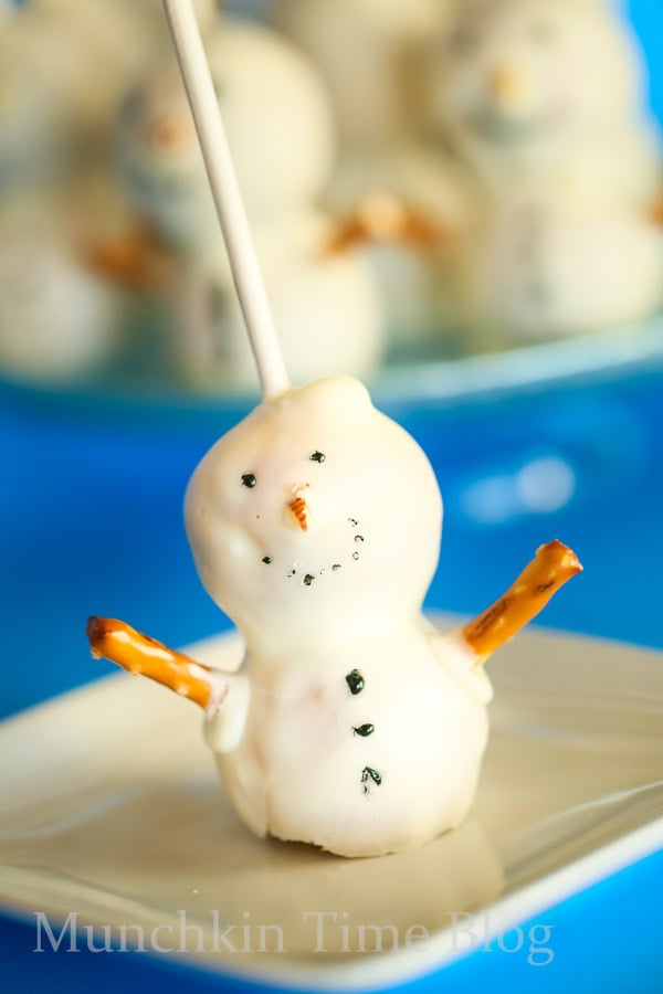 Do you want to build a #SNOWMAN CakePop? These snowman cakepops will melt in your mouth. Made of one of my favorite #cakepoprecipe. Perfect Christmas dessert to make for your kids or guests. Also these snowman cakepops will be perfect for Frozen birthday party. Don't you think so?