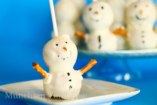 Do you want to build a SNOWMAN CakePop? These snowman cakepops will melt in your mouth. Made of one of my favorite cakepop recipe. Perfect Christmas dessert to make for your kids or guests. Also these snowman cakepops will be perfect for Frozen birthday party. Don't you think so?