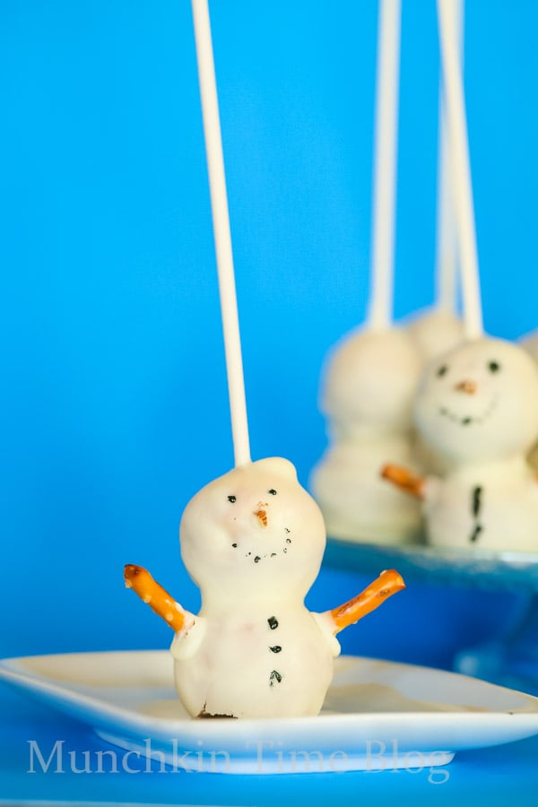 Do you want to build a #SNOWMAN CakePop? These snowman cakepops will melt in your mouth. Made of one of my favorite #cakepoprecipe. Perfect Christmas dessert to make for your kids or guests. Also these snowman cakepops will be perfect for Frozen birthday party. Don't you think so?