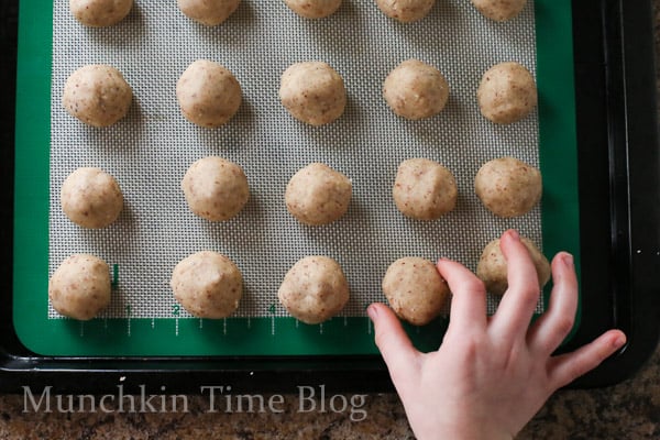 Hazelnut Cookies aka Russian Tea Cakes Recipe. These Hazelnut Cookies will melt in your mouth - www.munchkintime.com #russianteacakes #cookierecipe