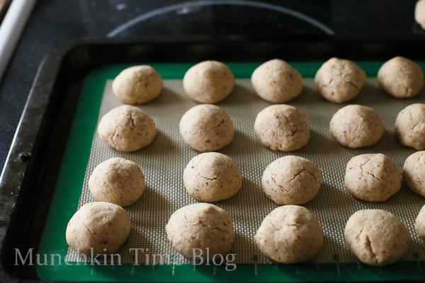 Hazelnut Cookies aka Russian Tea Cakes Recipe. These Hazelnut Cookies will melt in your mouth - www.munchkintime.com #russianteacakes #cookierecipe