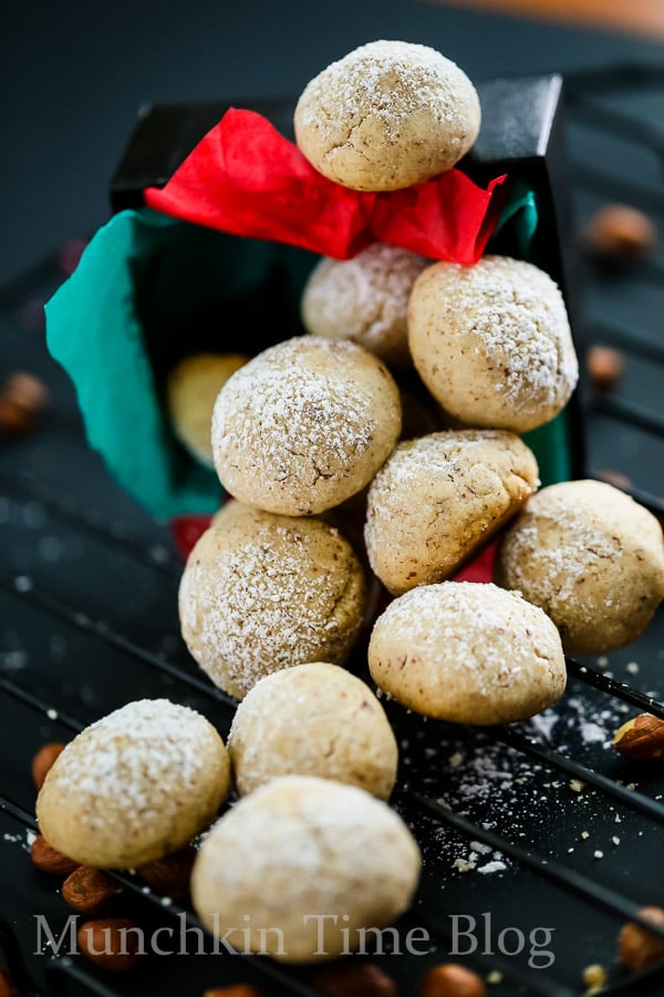 Hazelnut Cookies aka Russian Tea Cakes Recipe. These Hazelnut Cookies will melt in your mouth - www.munchkintime.com #russianteacakes #cookierecipe