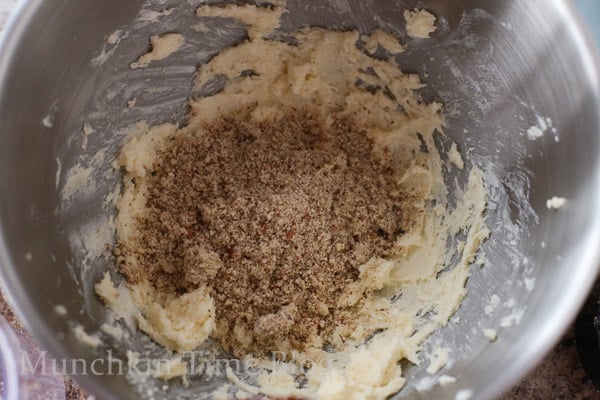 Hazelnut Cookies aka Russian Tea Cakes Recipe. These Hazelnut Cookies will melt in your mouth - www.munchkintime.com #russianteacakes #cookierecipe