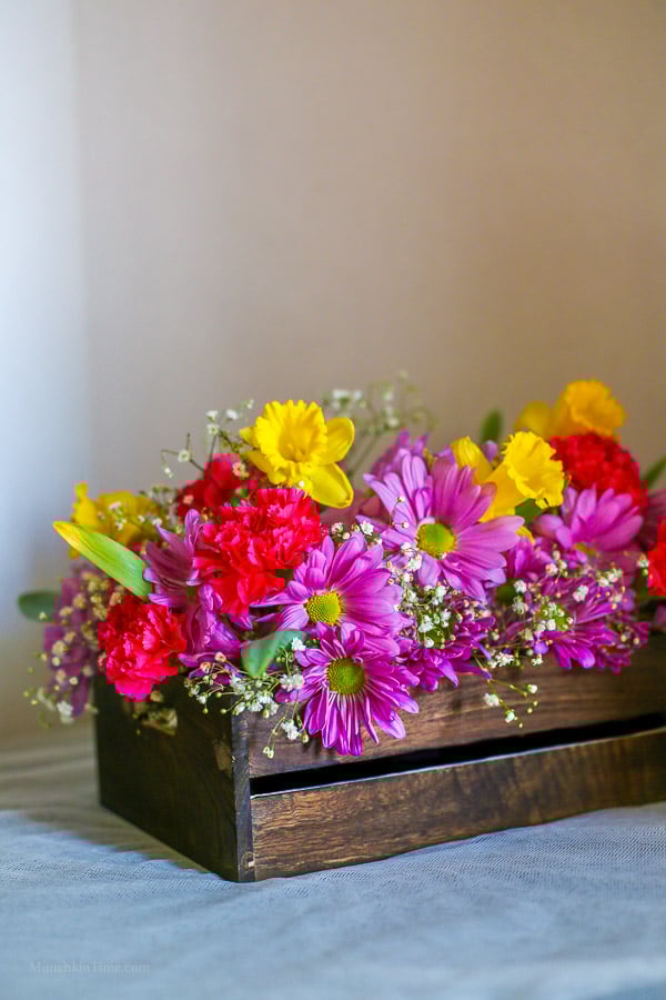 DIY - Daisy Daffodil Carnation Flower Centerpiece by Love Keil -- www.munchkintime.com #flowercenterpiece