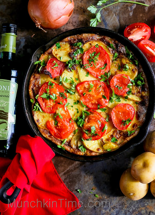 5 Ingredient Spanish Omelette Recipe so easy to make, it will be perfect for Sunday Brunch.-- www.munchkintime.com #spanishomelette