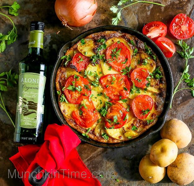 5 Ingredient Spanish Omelette Recipe so easy to make, it will be perfect for Sunday Brunch.-- www.munchkintime.com #spanishomelette