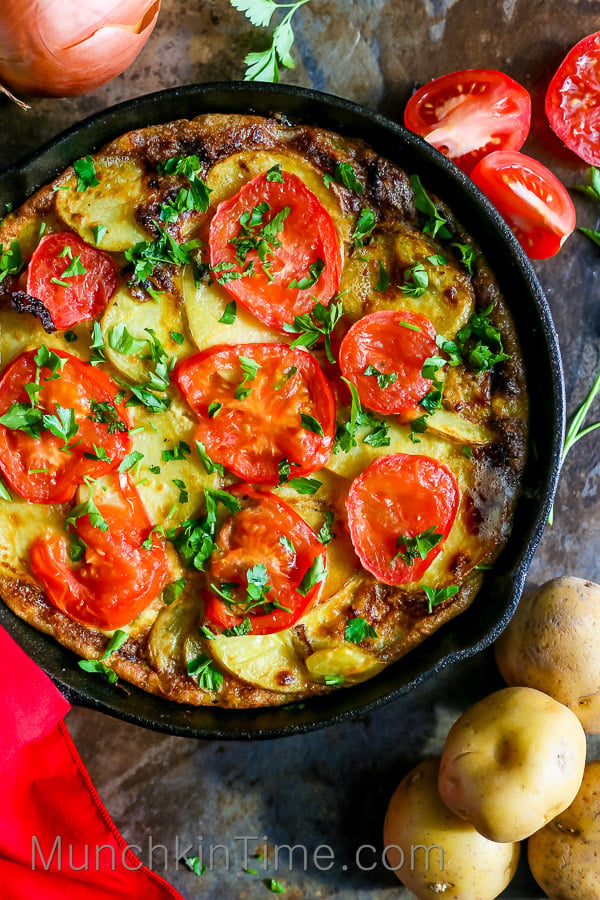 5 Ingredient Spanish Omelette Recipe so easy to make, it will be perfect for Sunday Brunch.-- www.munchkintime.com #spanishomelette