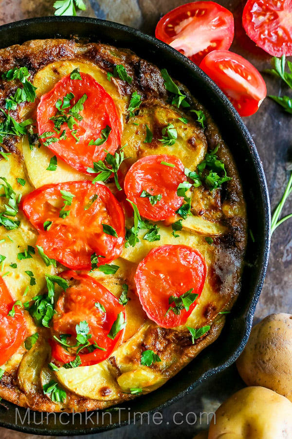 5 Ingredient Spanish Omelette Recipe so easy to make, it will be perfect for Sunday Brunch.-- www.munchkintime.com #spanishomelette