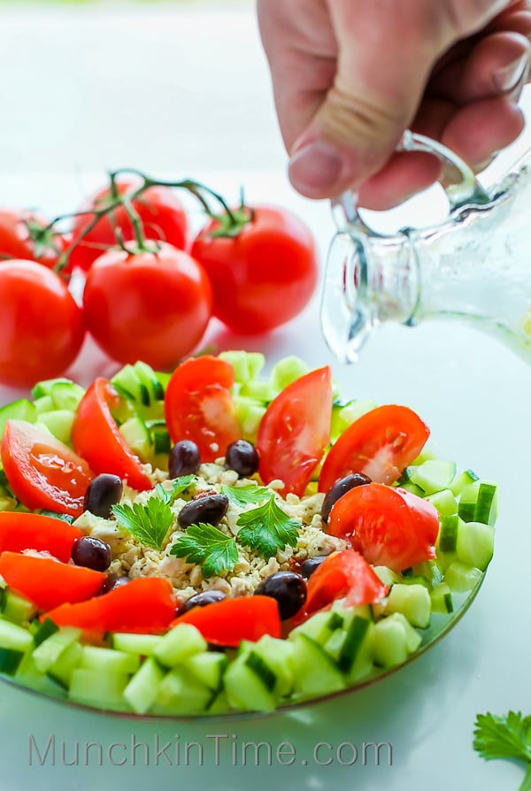 Greek Cucumber Salad Recipe made of crunchy cucumber, ripe tomatoes, feta cheese, black olives and easy to make 3-ingredient dressing -- #greekcucumbersalad wwGreek Cucumber Salad made of crunchy cucumber, ripe tomatoes, feta cheese, black olives and easy to make 3-ingredient dressing -- #greekcucumbersalad www.munchkintime.com