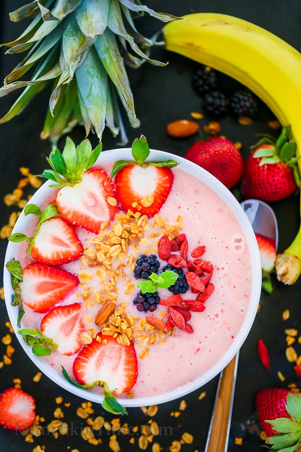 Strawberry Pineapple Smoothie Bowl Recipe filled with pineapple, strawberries, blackberries, goji berries and granola -- http---www.munchkintime.com #smoothiebowl