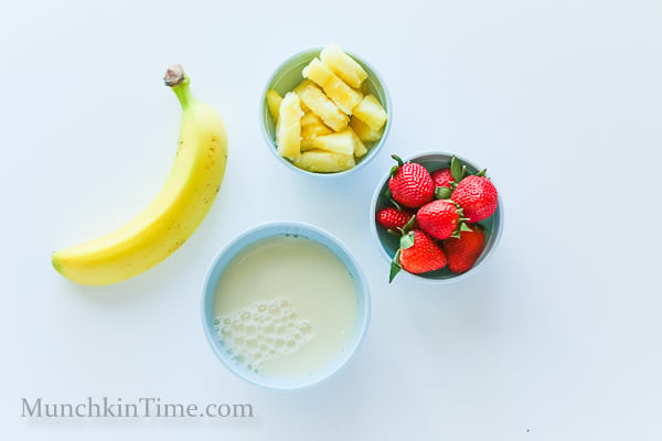 Strawberry Pineapple Smoothie Bowl willed with pineapple, strawberries, blackberries, goji berries and granola -- http---www.munchkintime.com- #smoothiebowl-