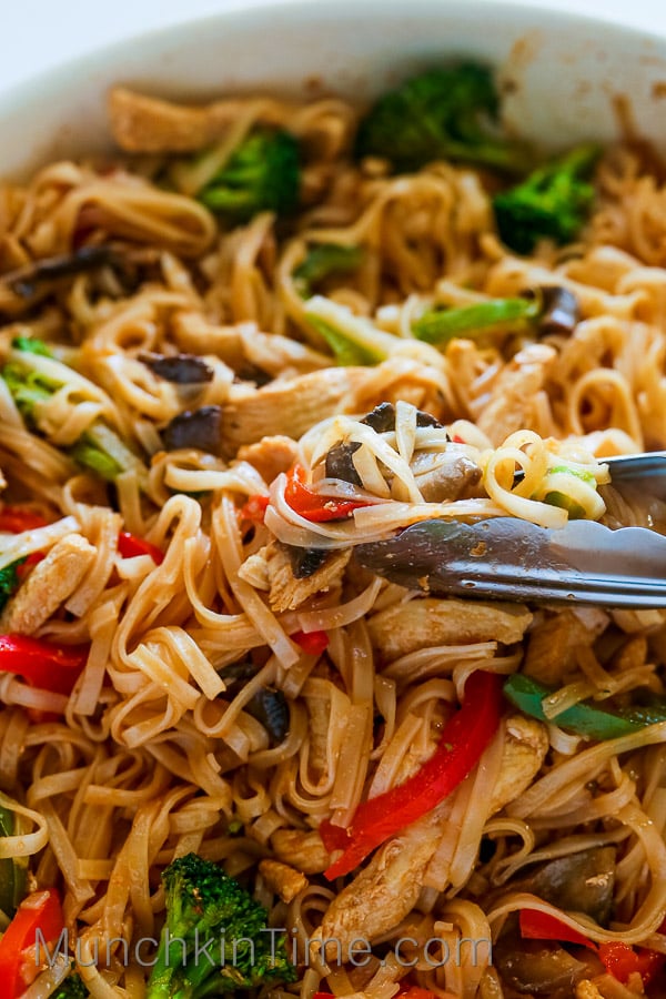 chicken stir fry with rice noodles 