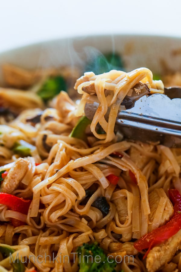 30-Minute Stir Fry Recipe with Chicken and Rice Noodles - Healthy and so delicious Stir-Fry with rice noodles, chicken, broccoli and etc. -- www.munchkintime.com #stirfryrecipe