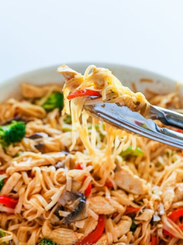 30-Minute Stir Fry Recipe with Chicken and Rice Noodles - Healthy and so delicious Stir-Fry with rice noodles, chicken, broccoli and etc. -- www.munchkintime.com #stirfryrecipe