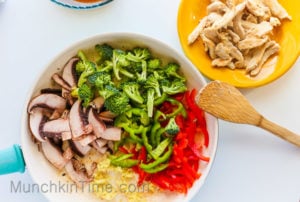 30-Minute Stir Fry Recipe with Chicken and Rice Noodles - Healthy and so delicious Stir-Fry with rice noodles, chicken, broccoli and etc. -- www.munchkintime.com #stirfryrecipe