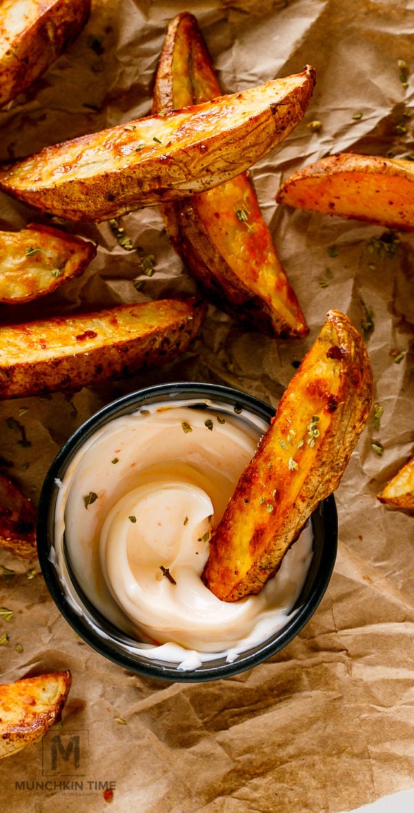 Potato Wedges Recipe (Video Inside) In a large mixing bowl combine garlic, salt, paprika and oil. Stir. Add potato wedges. Mix to coat. Using olive oil grease large baking dish. Spread potato wedges, bake at 400F for 40-45 minutes, or until baked thru, turning once after 20 minutes of baking. Sprinkle Kosher salt, serve with a mixture of mayo and sriracha sauce. Enjoy!