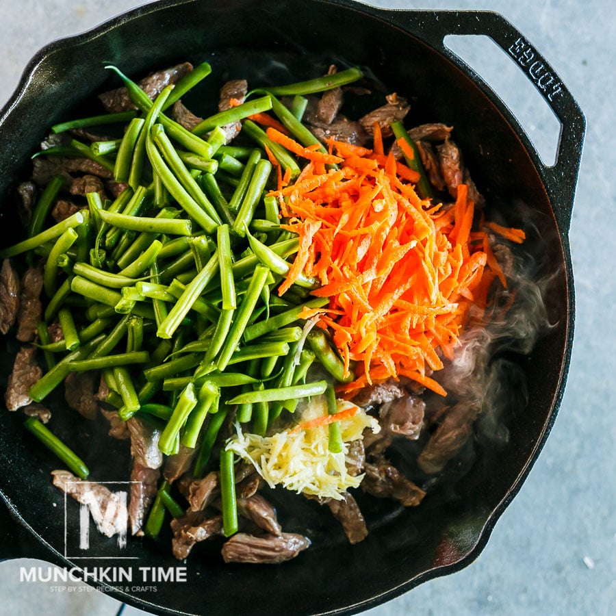 30 Minute Gluten-Free Beef Lo Mein Recipe (Video Inside) - Munchkintime.com