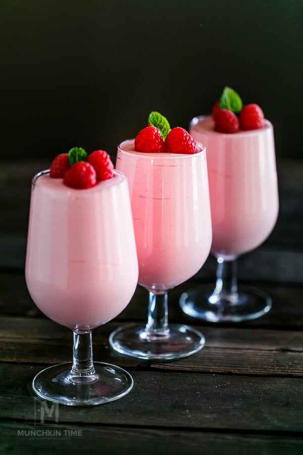 5-ingredient no-bake strawberry mousse recipe (video inside)