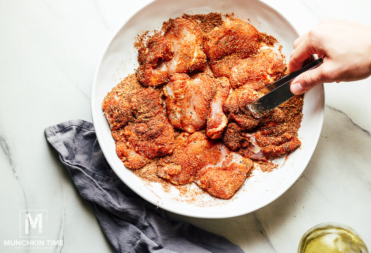 Pečené kuřecí stehna bez kůže bez kůže recept - krok dva: kuřecí stehna potřete směsí koření.