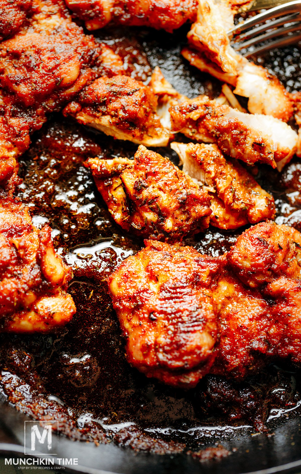 coxas de frango assadas em forno suculento após 20 minutos no forno. 