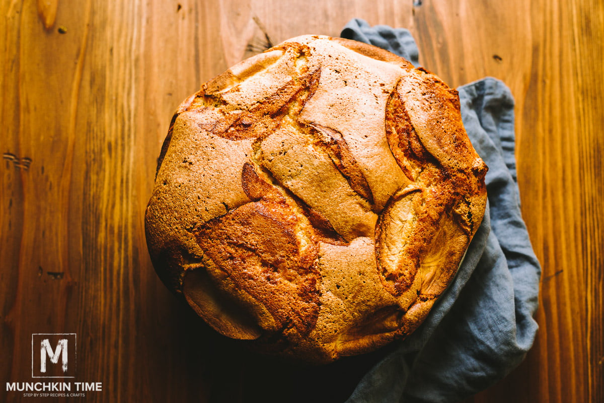 Let the apple cake cool inside the pan.