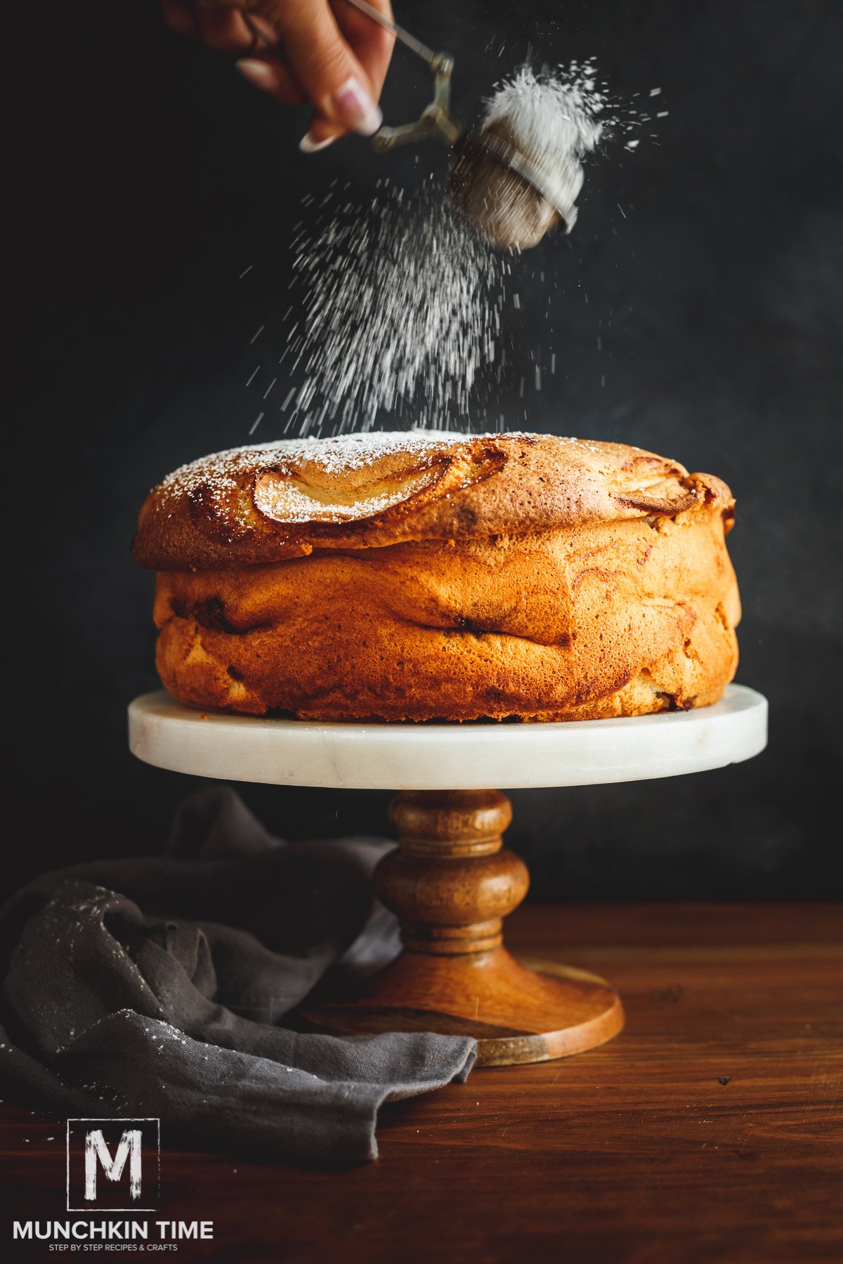 Dust Sharlotka Cake with powdered sugar. 