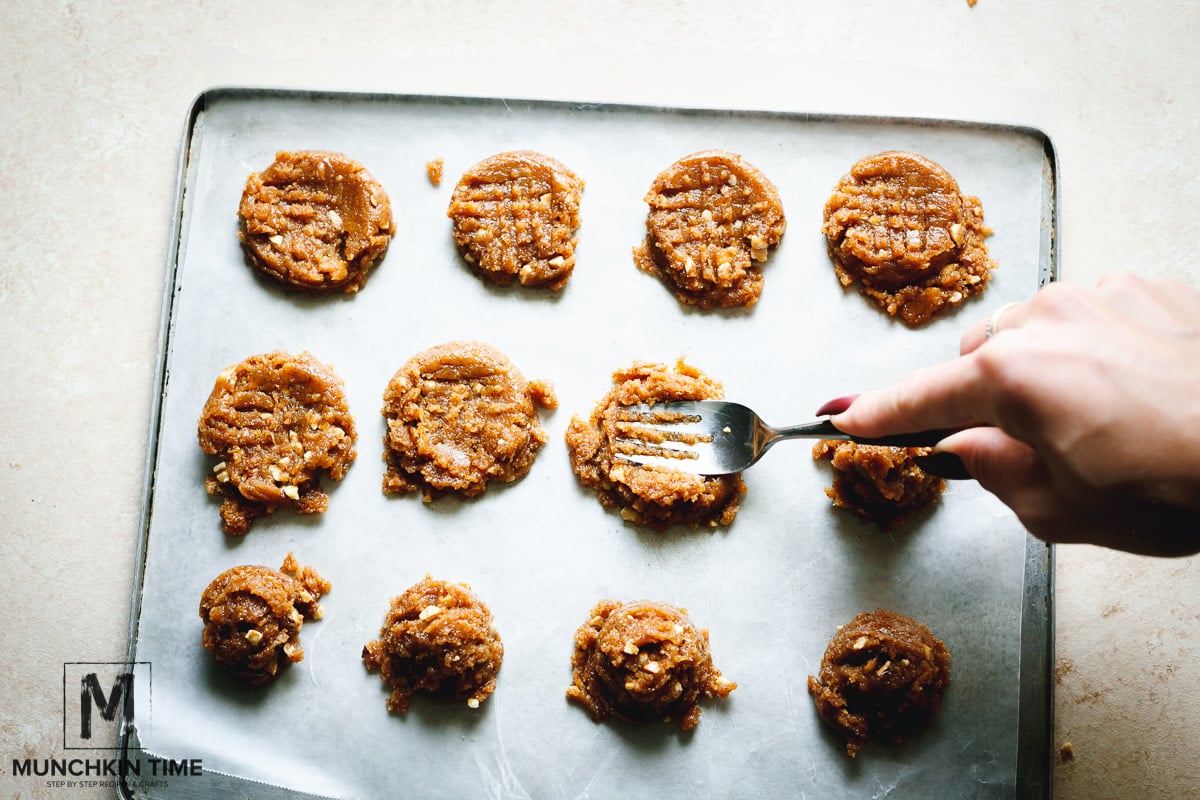 Press on the almond cookie dough using fork. 