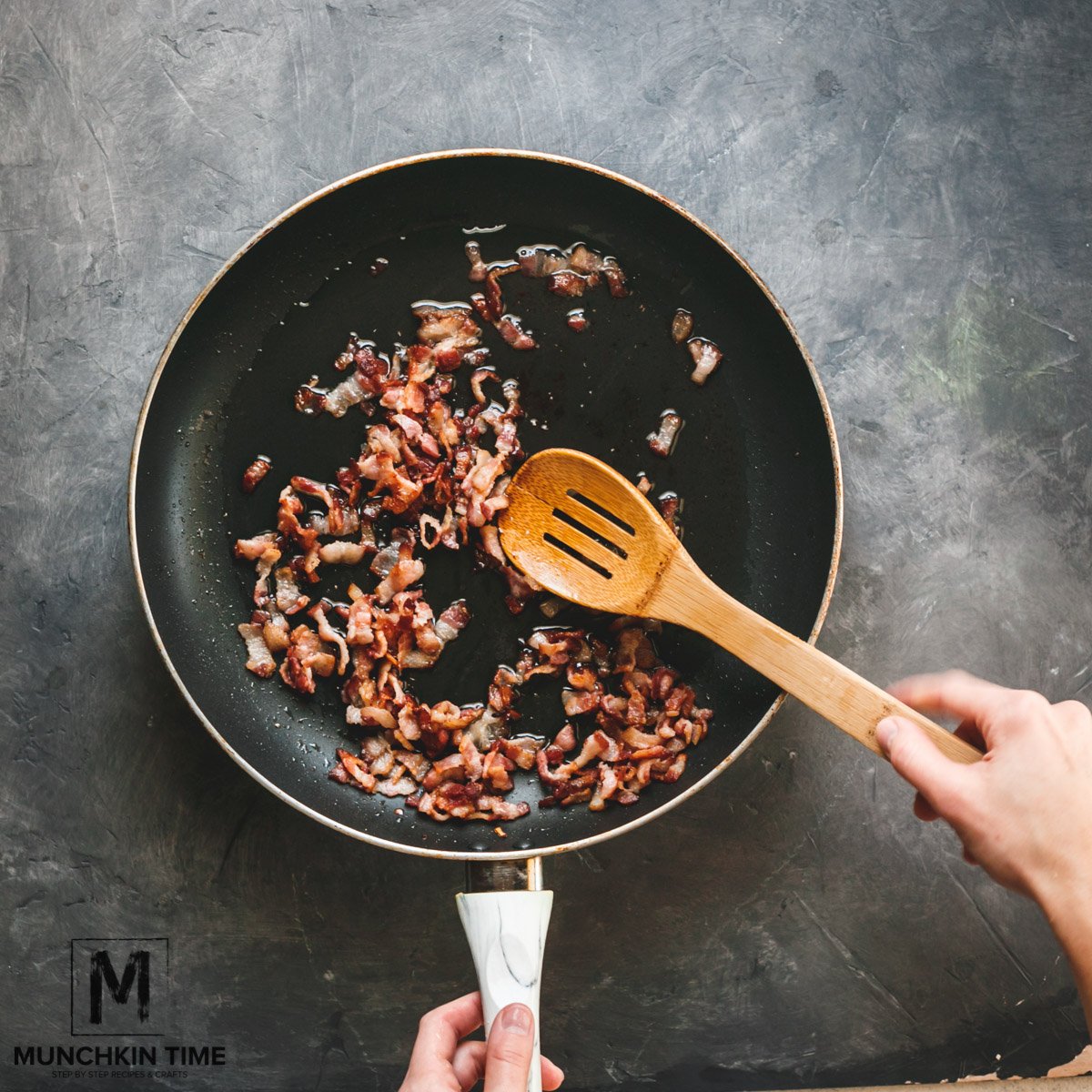 Cooked bacon inside the skillet, this bacon is going to be used inside the turkey stuffing .