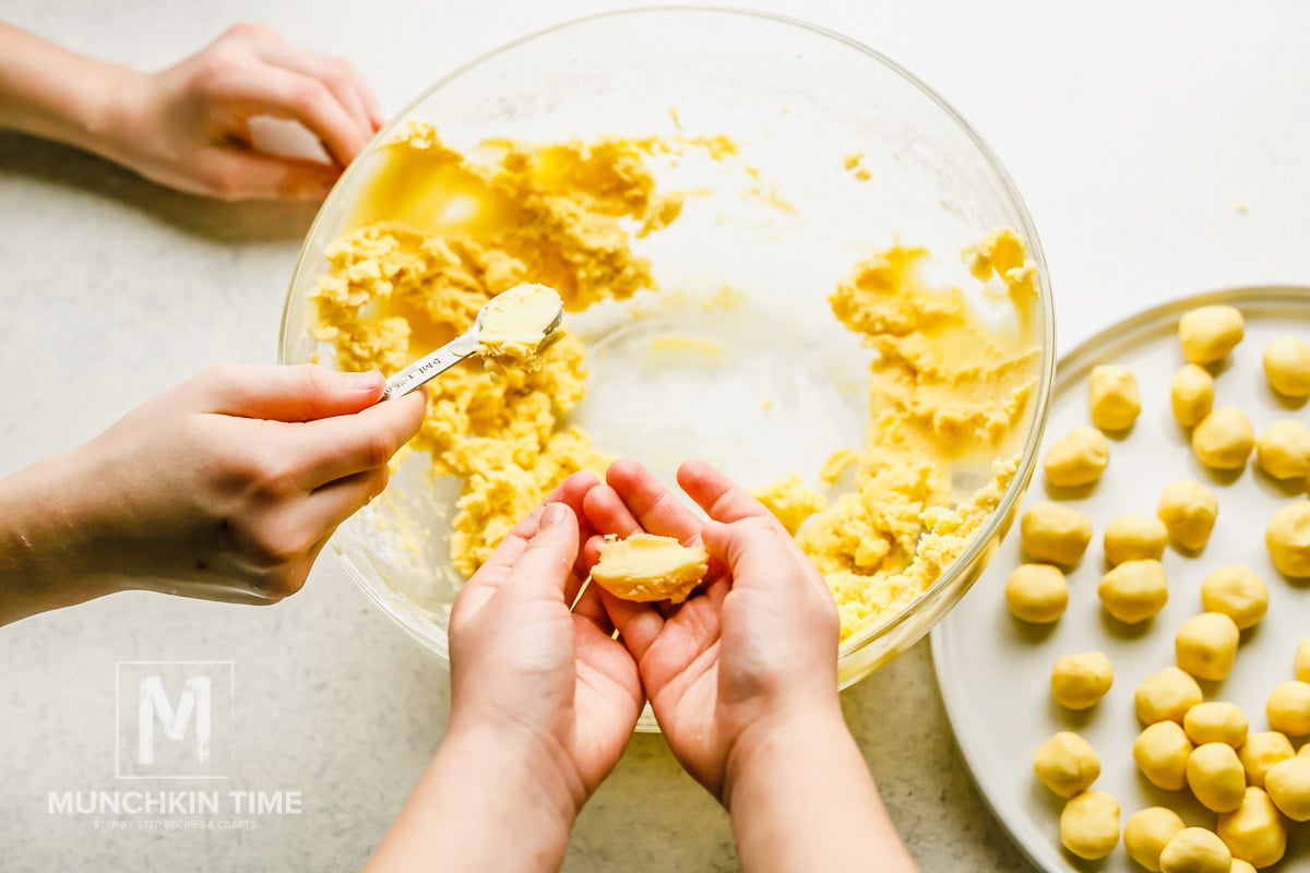 After roll 1 teaspoon of dough into small balls.