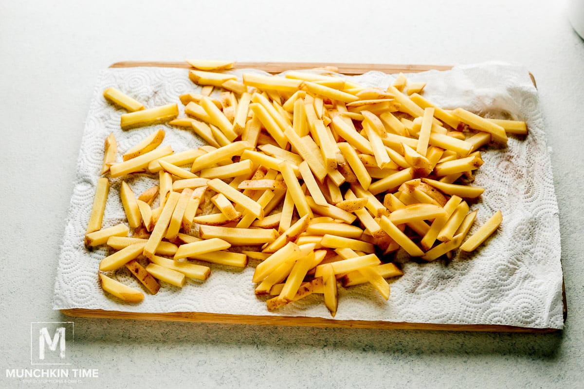 Potato slices are pat dry with paper towel.
