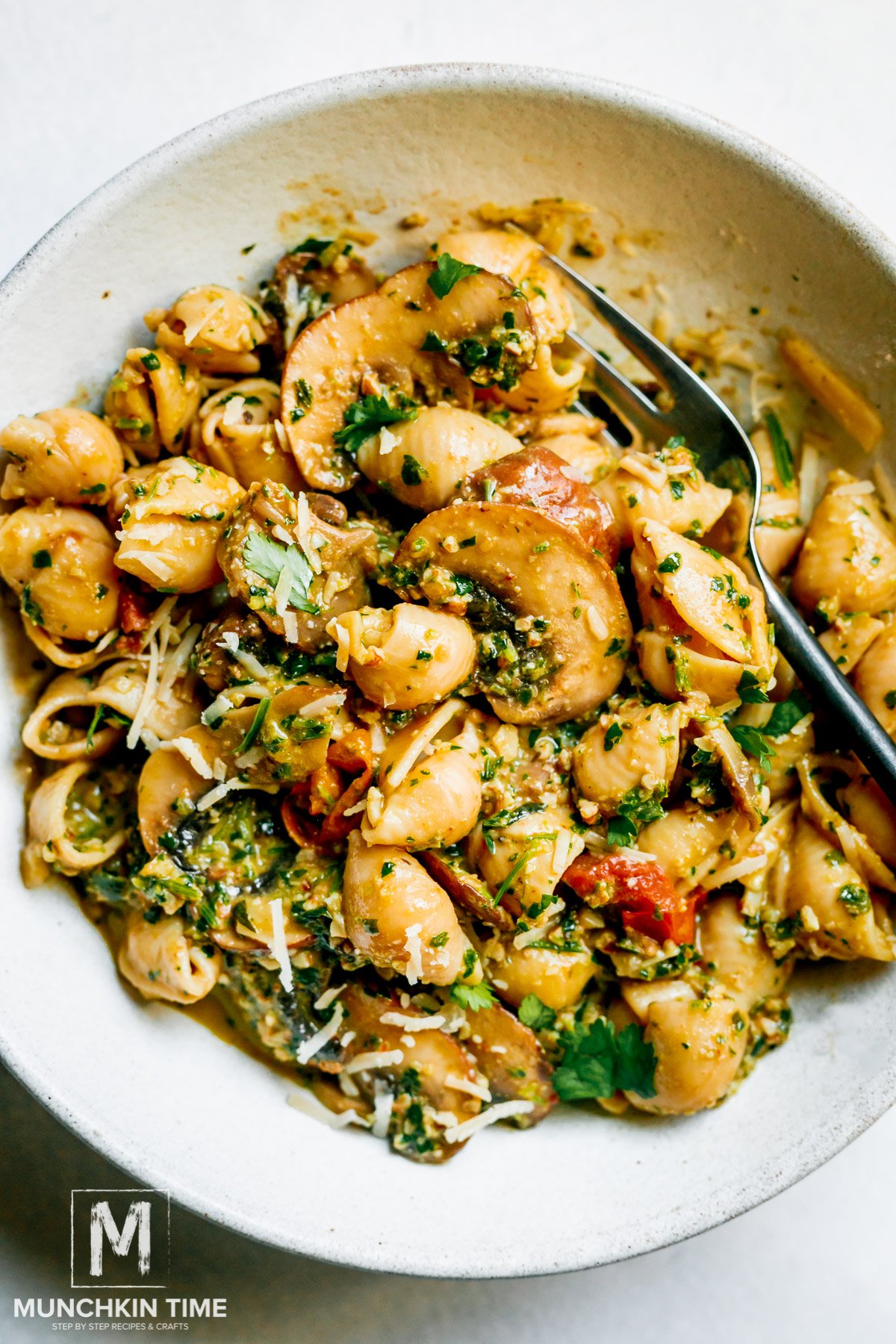 Pesto pasta recipe with mushrooms.