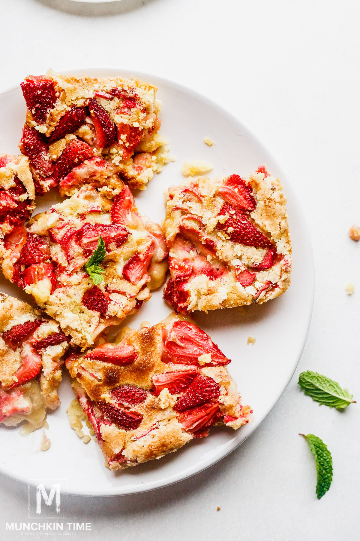 Rhubarb strawberry pie bars