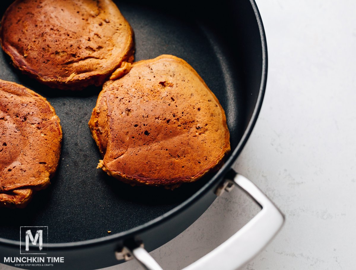 How to cook pancakes in the skillet.