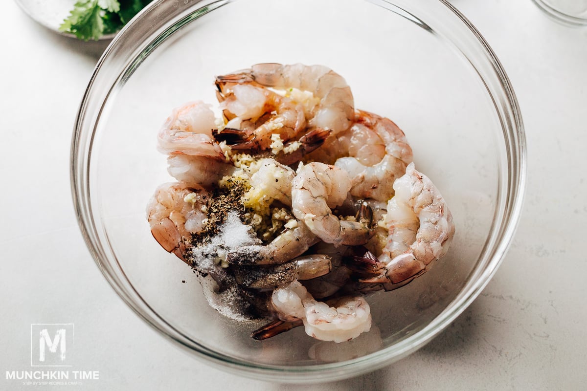 Shrimp seasoned with spices inside the bowl.