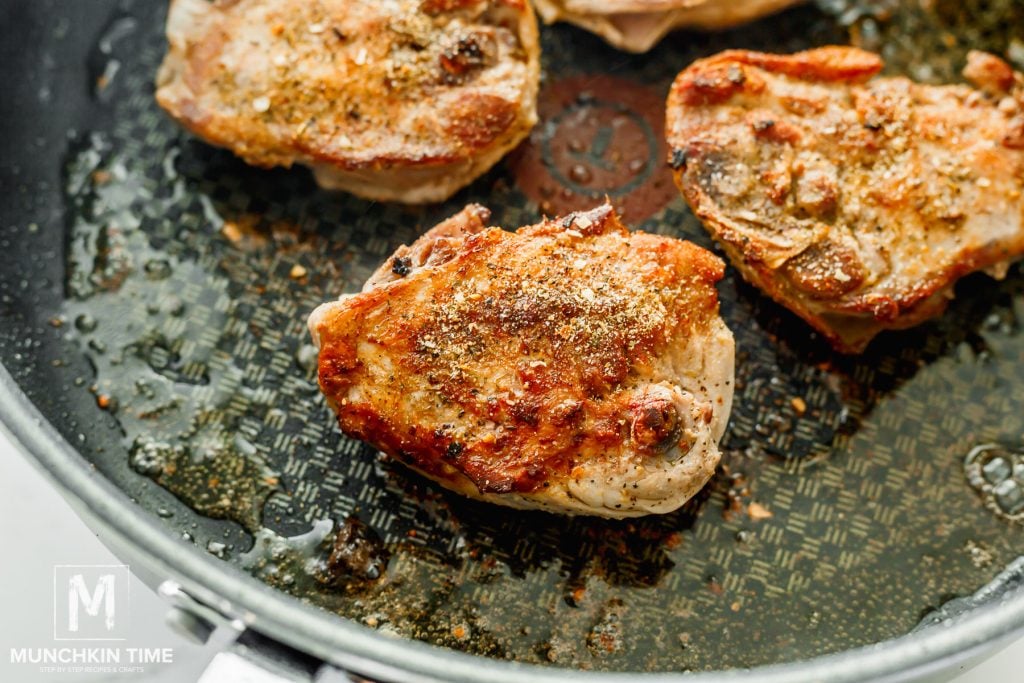 Delicious Garlic Butter Baked Chicken Thighs (Video) - Munchkin Time