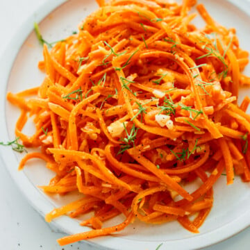 Carrot salad with garlic