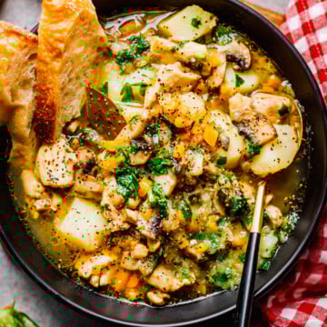 easy chicken stew with mushroom and zucchini.
