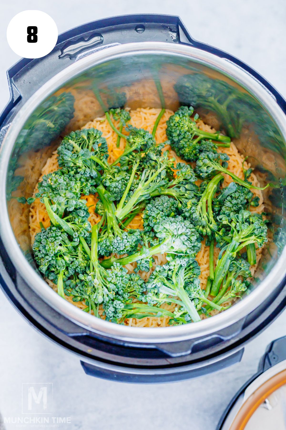 broccoli or broccolini added to the instant pot with rice and chicken .